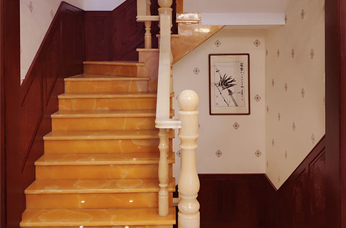 通榆中式别墅室内汉白玉石楼梯的定制安装装饰效果